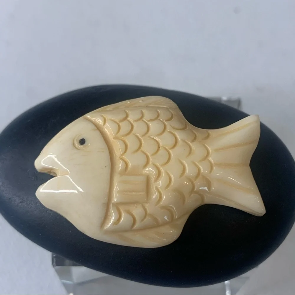 Vintage Natural Bone Carved Fish Fetish Bead Drilled Swimming Tropical Fish 1.5